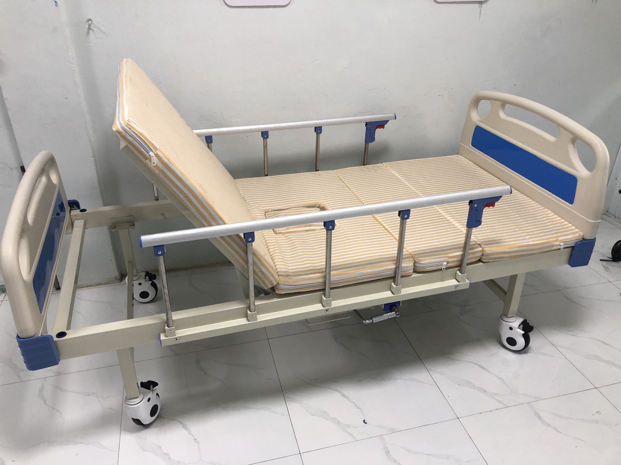 Giường y tế 1 tay quay sự lựa chọn sáng suốt cho người bệnh nằm điều trị