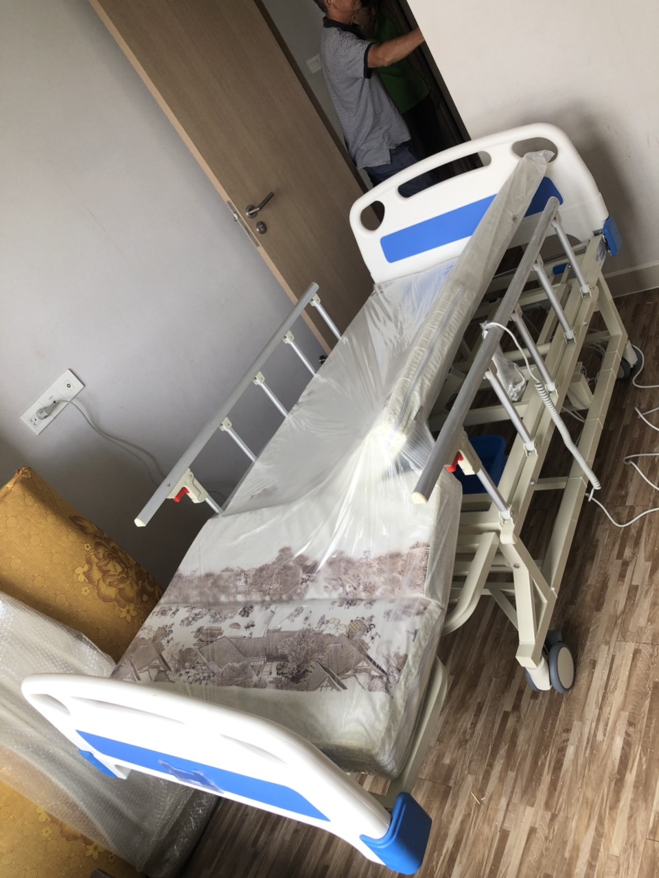 Giường bệnh Lucass tay quay có chức năng nâng lưng năng chân