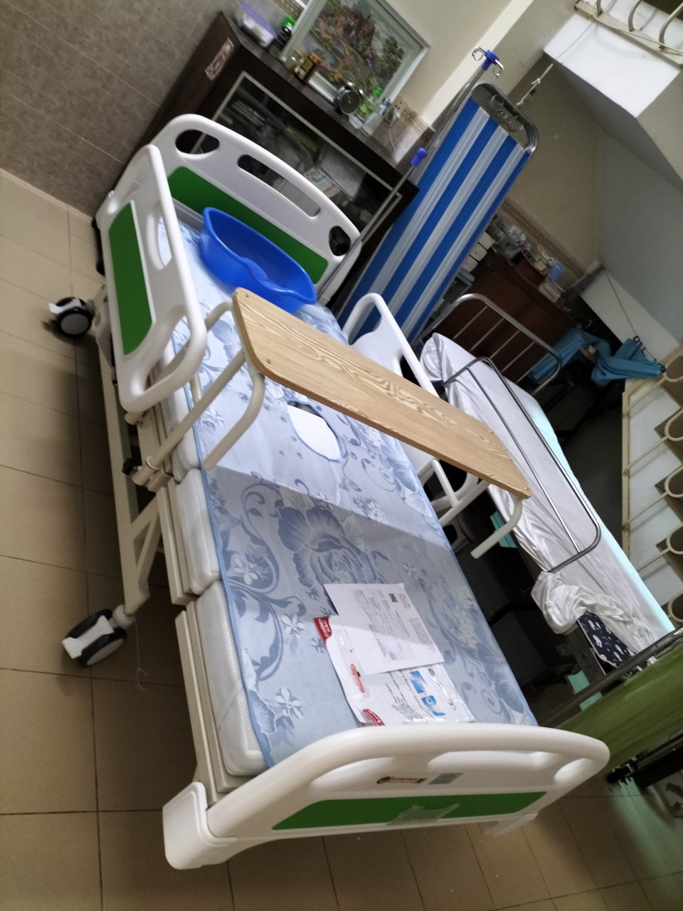 Giường có chậu gồi đầu