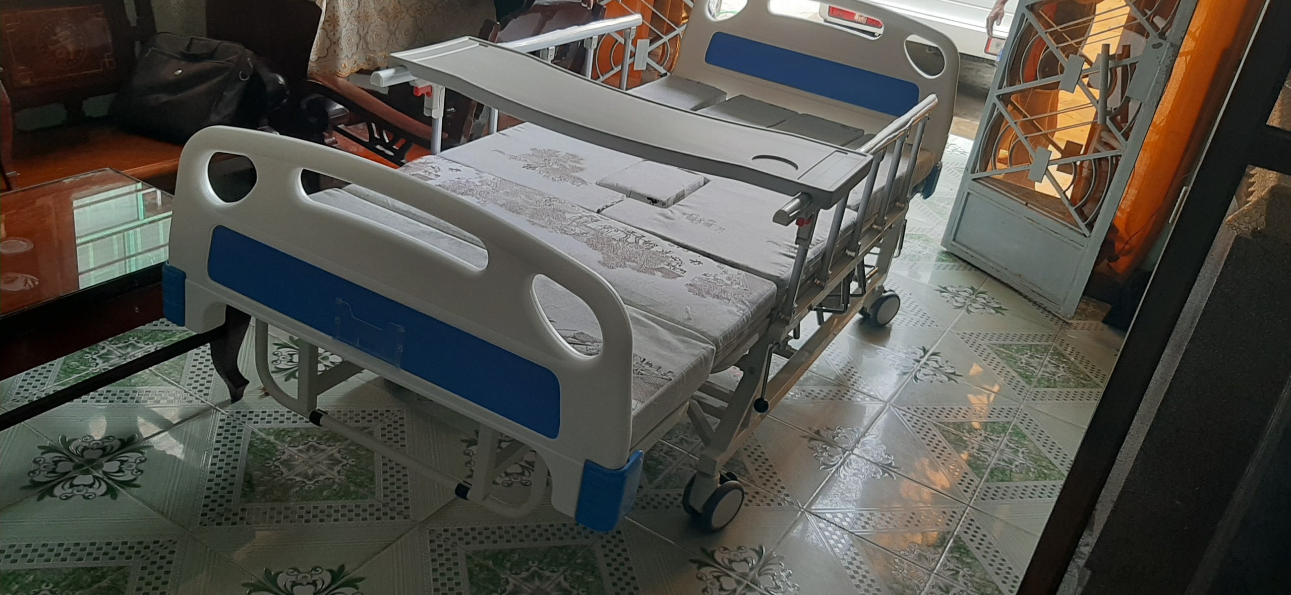Giường bệnh nhân 4 tay quay có những ưu điểm gì nổi bật?